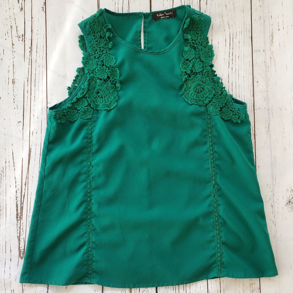 Green lace trim tank w/keyhole back